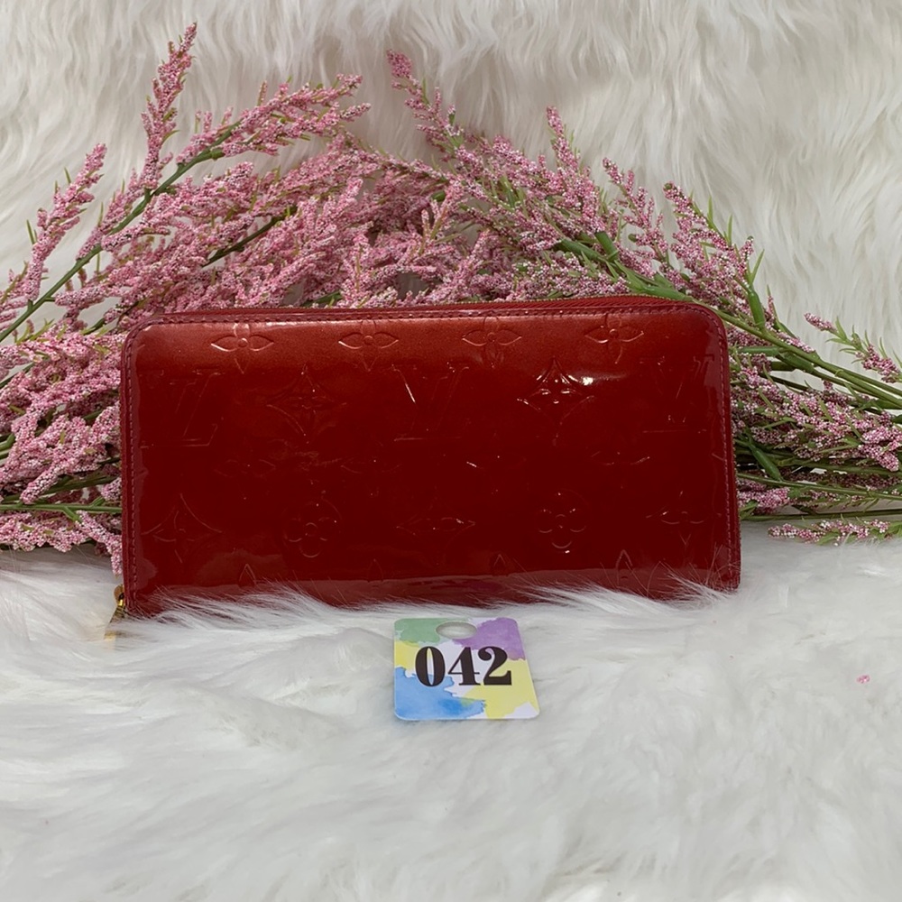 042 Authentic Louis Vuitton Vernis Leather Datecode:  CA4122